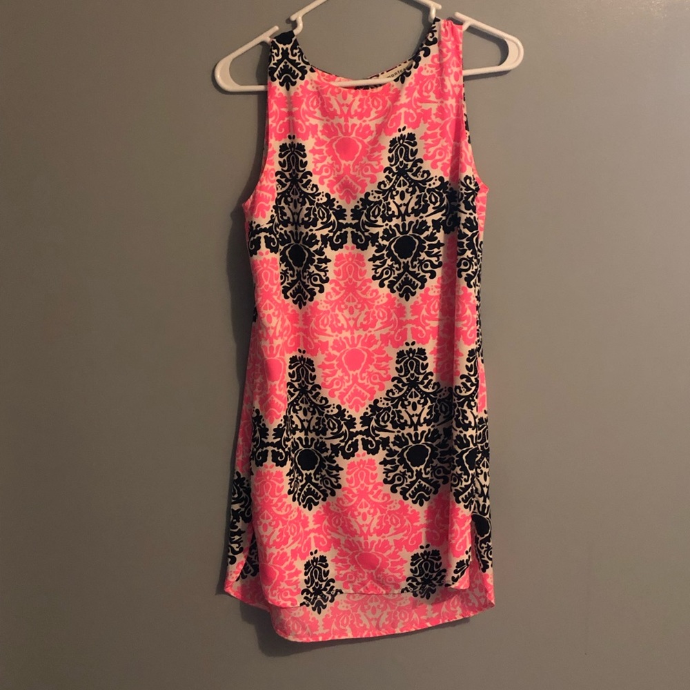 Adorable patterned dress!